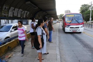 Somente lotações e ônibus metropolitanos circularam pelos corredores da Capital Foto: Ronaldo Bernardi / Agencia RBS