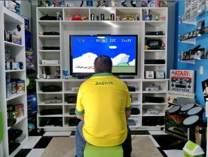 Na casa de Alvaro, basta escolher um videogame e plugar um controle para começar a diversão Foto: Carlos Ismael / Agencia RBS