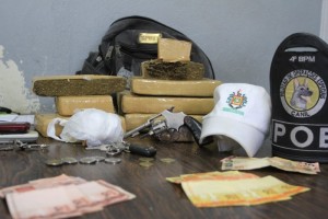 Material apreendido com os suspeitos presos após troca de tiros com a Brigada Militar na Zona Norte de Pelotas no início da tarde desta quarta-feira (Foto: Paulo Rossi - DP)