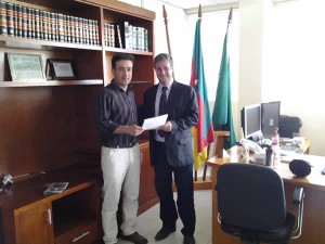Luiz Alberto (D) ao formalizar o pedido com o auditor fiscal Alessandro Ramires Gonçalves.