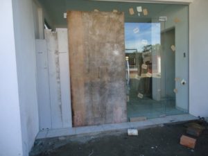 Foto mostra a porta que foi depredada. A mesma já está com tapumes e será recolocada em breve. Foto: Vandré Vieira