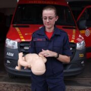 Corpo de Bombeiros Militar orienta técnicas de salvamento em casos de engasgo de bebês